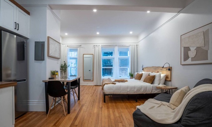 Lower Town Apartment | The Pearls #25| OldQuebec | King Bed | 4Guests