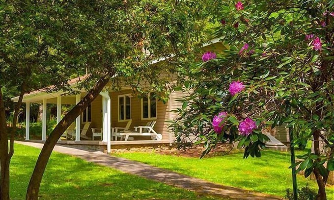 Farmington Cabin | The Pebblestone Cottage is a charming cottage with three bedrooms and two full baths.