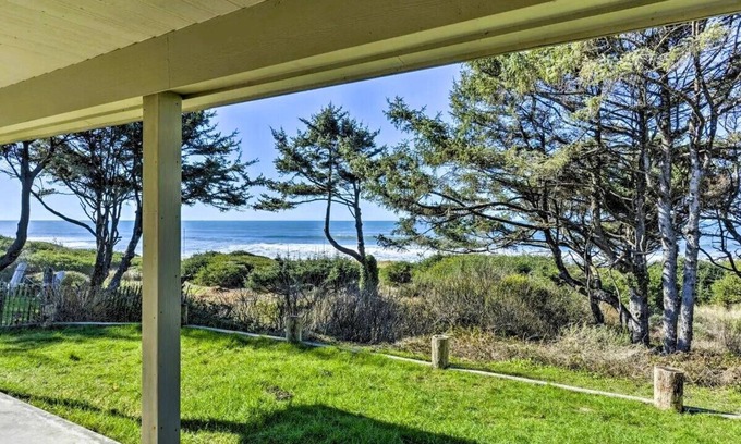 Smith River House | The Pelican! Private, Beach Access! Family Fun! Perfect Vacation! NO PETS.
