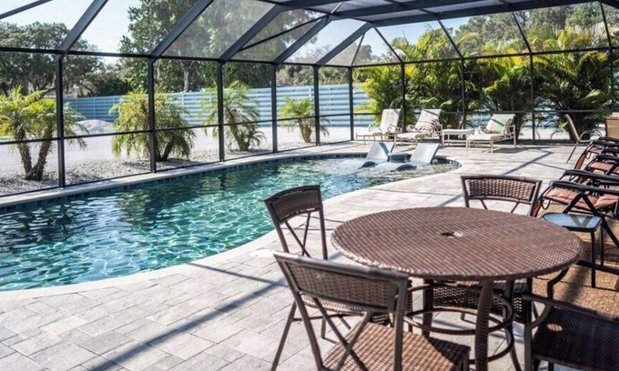 Laurel House | The Pelican