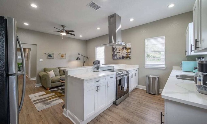 Tampa Apartment | "The Penny-farthing Flat" - 2BR |Fire Pit|Grill