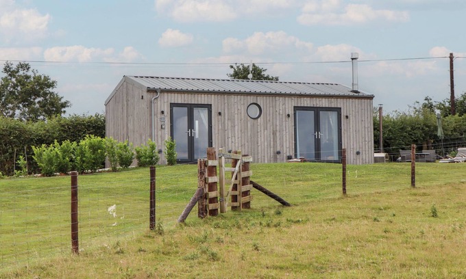 Tiverton Cottage | THE PENNYMOOR, romantic, with hot tub in Tiverton