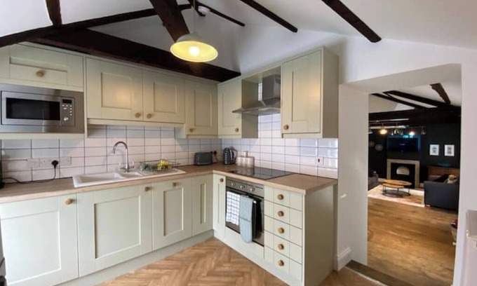 Wing Apartment | The Penthouse, 2 bed flat, sleeps 4, Brampton Town Centre, Hadrian’s Wall