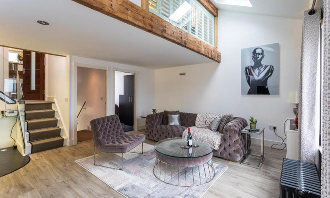 Trafford Apartment | The Penthouse, Opposite Sale Metrolink, Includes Free Parking