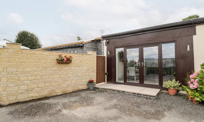 Newent Cottage | THE PENTHOUSE, STRAWBERRY HILL VINEYARD, family friendly in Newent