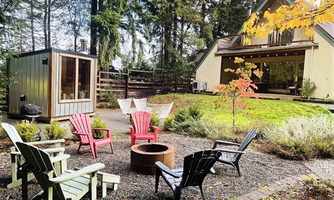 Salt Spring Island House | The Perfectly Peaceful Wildflower house