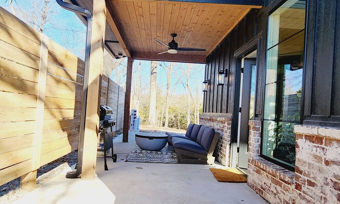 Hoyt House | The perfect getaway on Lake Eufaula and just minutes from all things FUN!