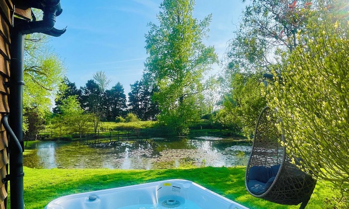 Ringmer House | The perfect getaway. Set in stunning gardens overlooking a beautiful lake