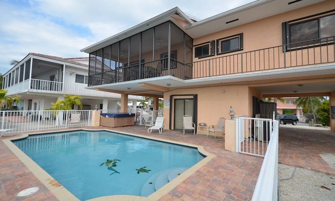 Venetian Shores House | The Perfect Getaway with Swimming Pool, Jacuzzi and Boatslip