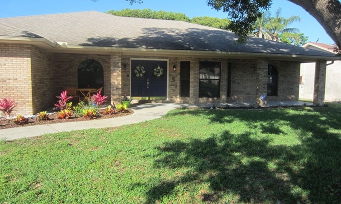 Deltona Lakes House | The perfect home base for exploring Florida! 3BR, 2BA executive home with Pool