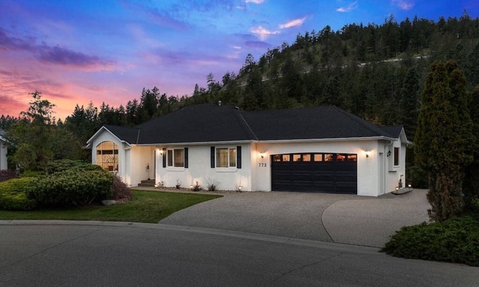 Dilworth Mountain Estates House | The Perfect Kelowna Getaway + Hot tub+2 Fireplaces
