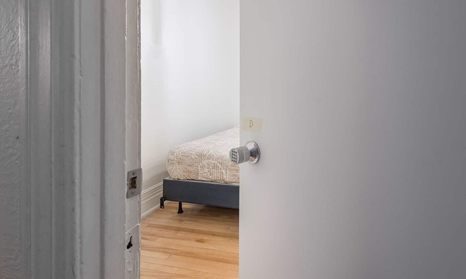 De Lorimier Apartment | The Perfect Little Bedroom ~ Metro Station Nearby