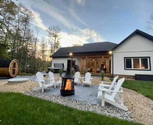 Huntsville House | The Perfect Muskoka Spa Retreat w/ Hot Tub & Sauna