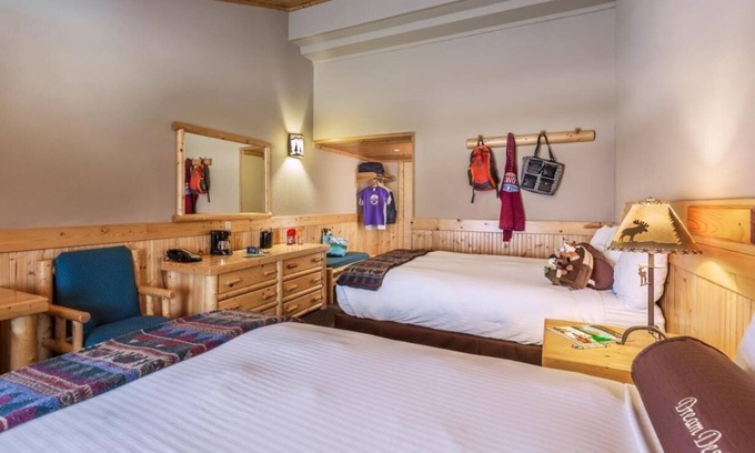 Moran Cabin | The Perfect Nature Retreat! Dining Options, Bar, and Parking Included!