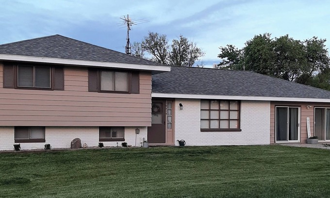 Laura House | The Perry House- Charming 3-bedroom house with AC and WiFi in serene Monica