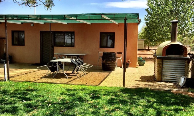 Monash Cottage | The Picker's Hut - Peaceful vineyard setting