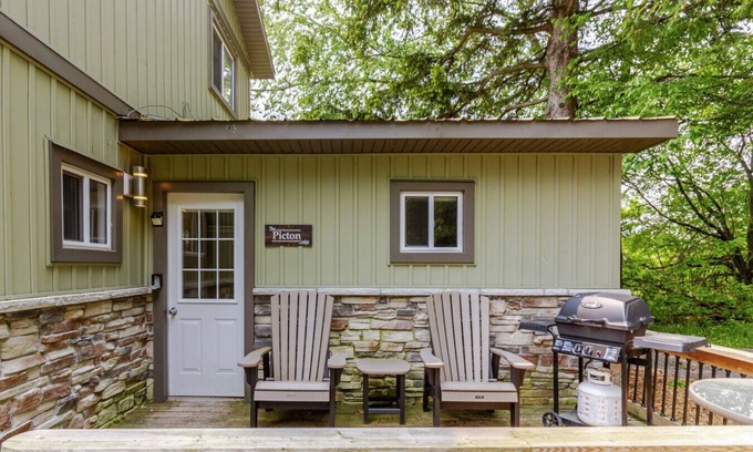 Bloomfield Cabin | The Picton Beautiful Couple's Getaway