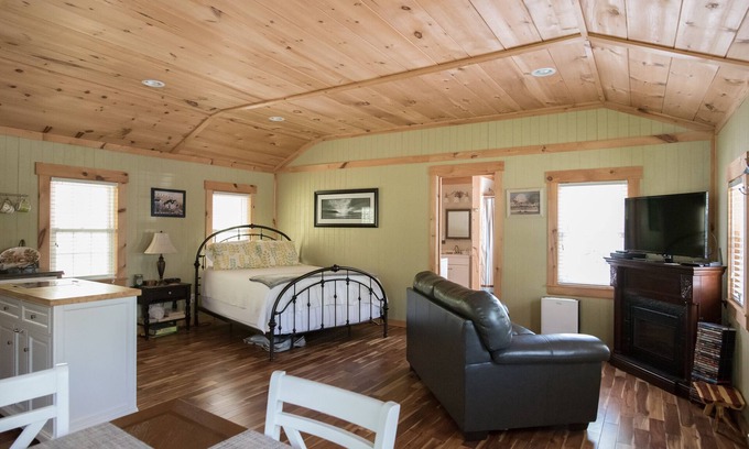 Durants Neck Cottage | ~The Pinewood Guesthouse ~Jacuzzi Tub~Fire Pit~Wi-fi~Getaway~Near Croquet Club