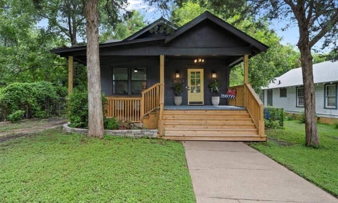 Waco House | The Pinewood House - 3-bedroom house in the heart of Waco