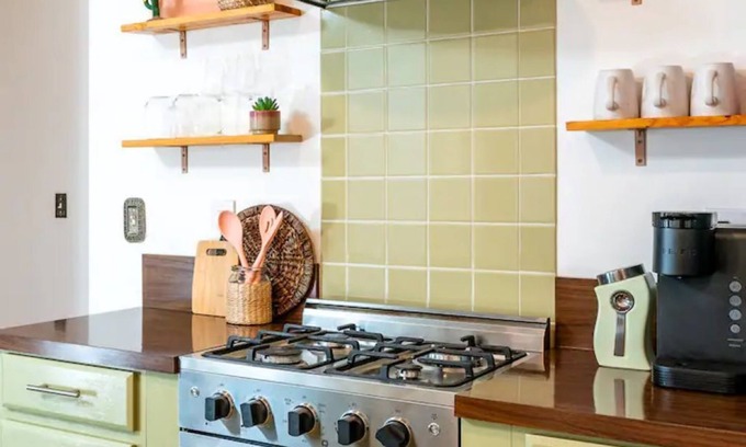 Yucca Valley House | The Pink Agave: Retro Glam Views+Cold Plunge+Hot Tub+Gym+Dog&Festival Friendly