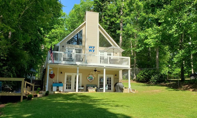 Eatonton House | The Pink Dog - MAJOR RENOVATIONS COMPLETED JAN 2023. Lake Sinclair North End.