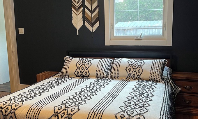 Normandale Cottage | The Pink Door Cottage beach+kayaks+hiking+hot tub+fire pit +sunroom+covered bbq