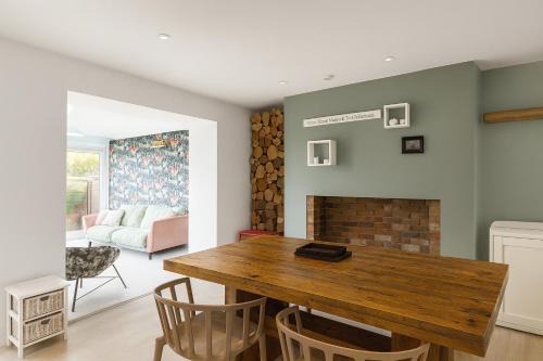 Graig House | The PINK House , FREE Parking , 3 Bedrooms , Garden , close to M4 and countryside!