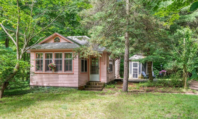 Fennville Cabin | The Pink Lady of The Lake: A charming Glenn cabin!