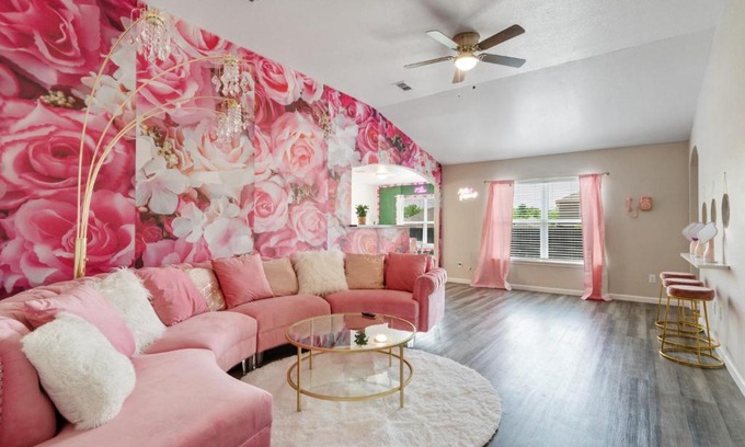 Seagoville Villa | The Pink Manor Nr Downtown
