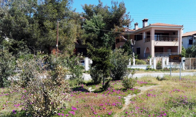 Toroni Apartment | The Pink Oleander House on the beach with a spectacular view - 6 persons