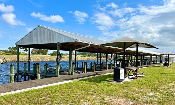 Moore Haven House | The Pink Spoonbill Riverside Haven