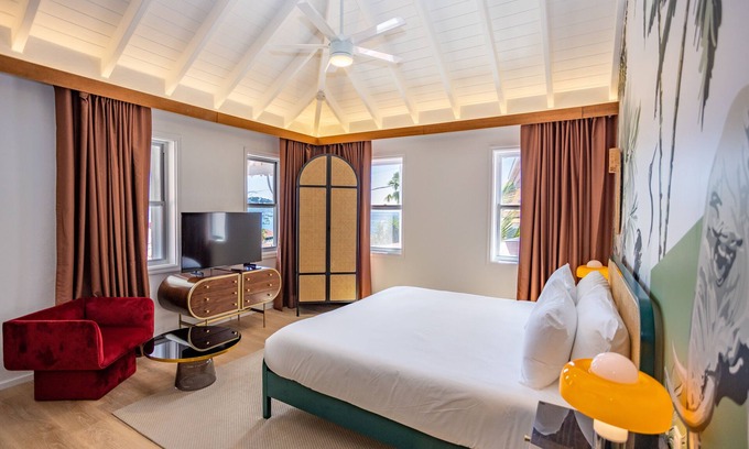 Estate Queens Quarter Hotel | The Pink Palm Hotel - King Room