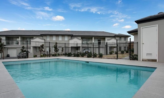 Macquarie Links House | The Pinnacle - 3bd fully furnished townhouse, free shuttle bus to station