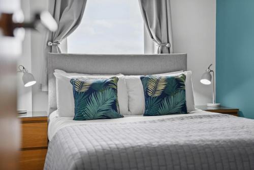 Northampton Apartment | The Pinnacle by Cotels - CENTRAL LOCATION, PARKING, FIBRE WIFI, SMART TV, FULLY EQUIPPED KITCHEN