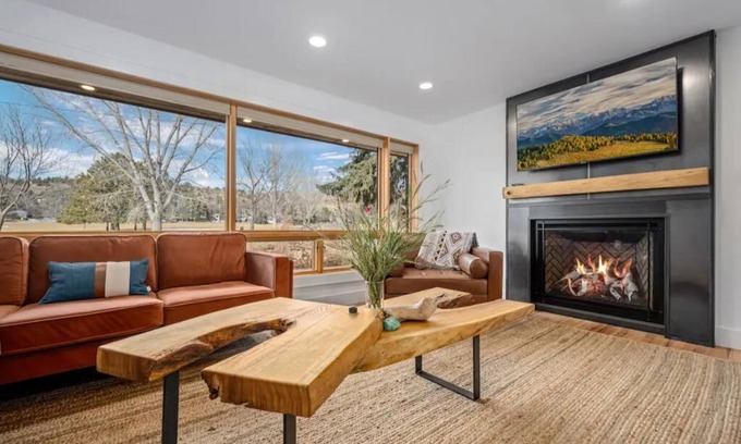 Pleasant Valley House | The Pioneer l Garden of the Gods