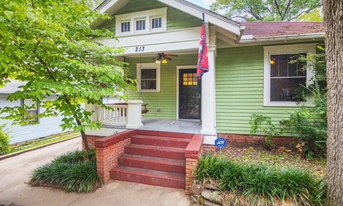 Hillcrest House | The Pistachio Pad in Hillcrest - SLEEPS 10 - PETS