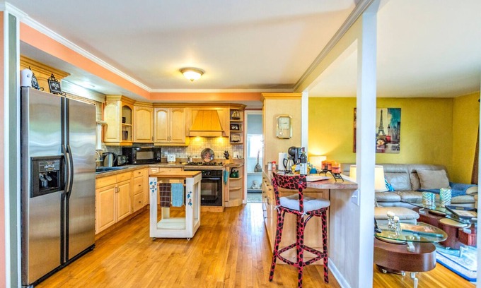 Green Hill House | The Place Between The Lakes/4 BDR, 4 Beds. Non-Smoking Property Inside & Out.