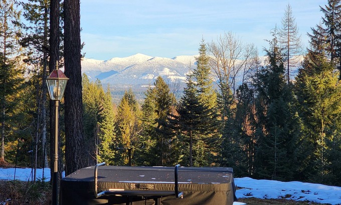 Sandpoint Cabin | The Play House in beautiful Selle Valley,n 4 Guests, 1 Bedroom. 1 Queen Futon.