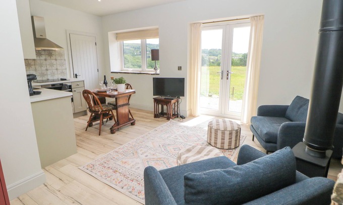 Mellor Cottage | THE PLUCKING SHED - VINEYARD STAY, pet friendly in Marple Bridge