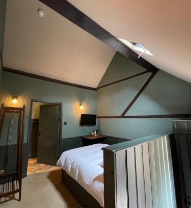 Crondall Hotel | The Plume of Feathers