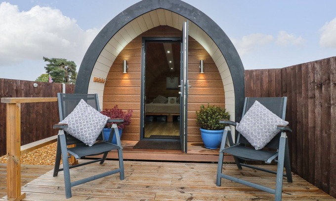 Kingstone Cottage | THE POD AT BANK HOUSE FARM, romantic, with a garden in Hixon