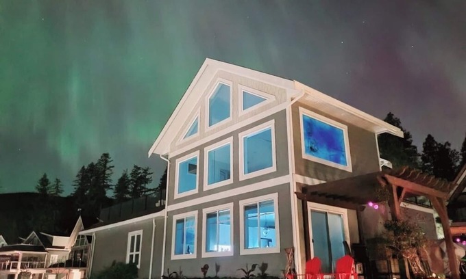 Central Okanagan House | The Point, Breathtaking Lake Views, Luxurious Resort Cottage, La Casa, Kelowna