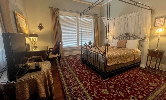 Hammond Bed & Breakfast | The Pompadour Room W/Queen Bed
