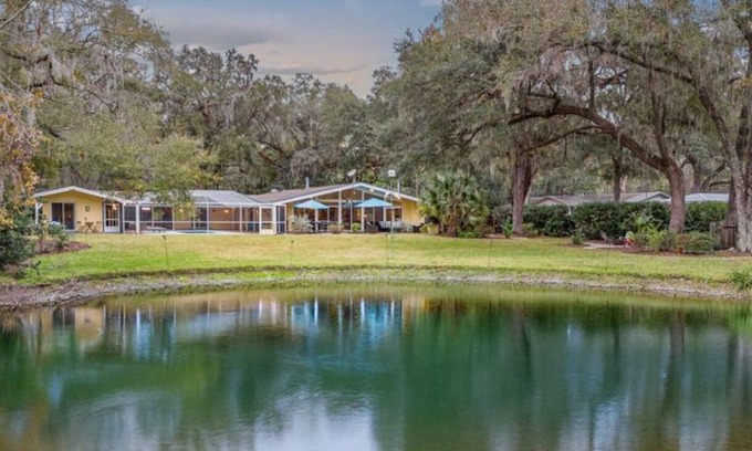 Sugarfoot House | The Pond House! Large Pool, 10 sleeps, Pool Table, Firepit, 10 min UF