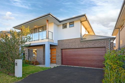 The Ponds House | The Pond sweet 4 br home by Coles with garage&WiFi