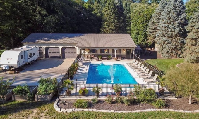 Porter House | The "Pool Barn Camper" w/Hot Tub near Indiana Dunes