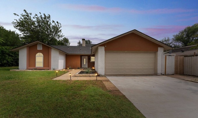 Irving House | The Pool Pad | Sleeps 8