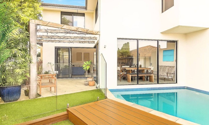 Kingsley House | The Poolside Getaway