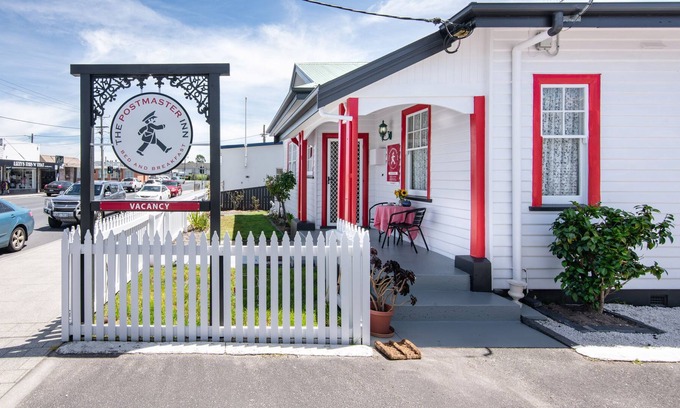 Smithton Bed & Breakfast | The Postmaster Inn Bed and Breakfast - Smithton R1 - Free Continental Breakfast