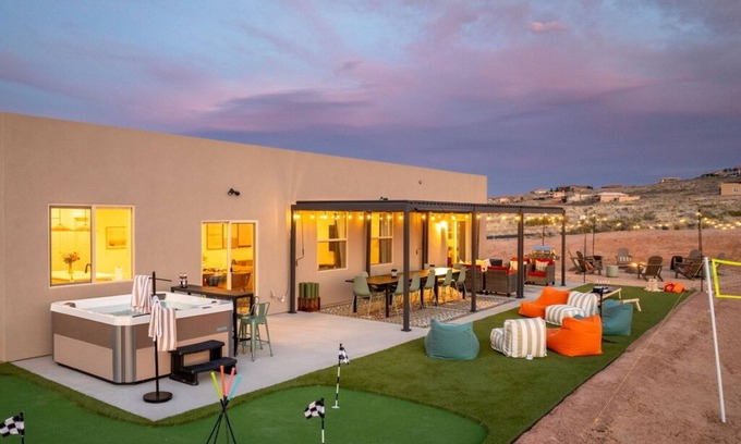 Greenehaven House | The Powell Place 5BR/Hot Tub/Fire Pit/Outdoor Movie Theater/Volleyball/Game Room